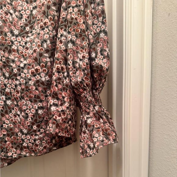NWT Entro Pink and Gray Floral Blouse Size Medium - Picture 3 of 7